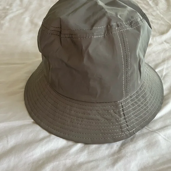 Pretty Little Thing Grey Reflective Bucket Hat One Size - Picture 2 of 3